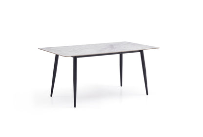 Table de salle à manger minimaliste avec piètement noir mat et plateau en pierre frittée