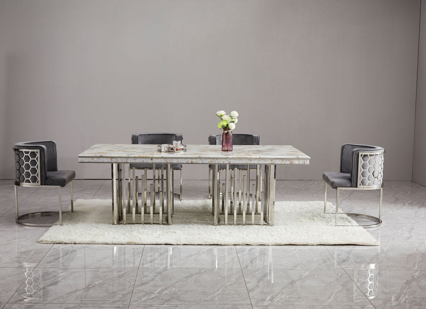 Table à manger argentée moderne et élégante